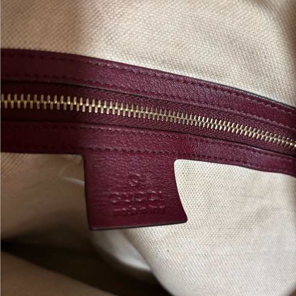 Gucci Red Leather Shoulder Bag with Embossed GG Pattern - Picture 4 of 9